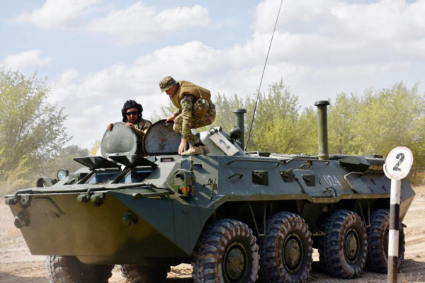 Будущие командиры учатся преодолевать водные препятствия на бронетехнике