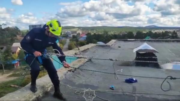 Пятилетний ребёнок оказался заперт один в квартире в Бурабае: ему на помощь пришли спасатели
Пятилетний ребёнок оказался заперт один в квартире в Бурабае: ему на помощь пришли спасатели