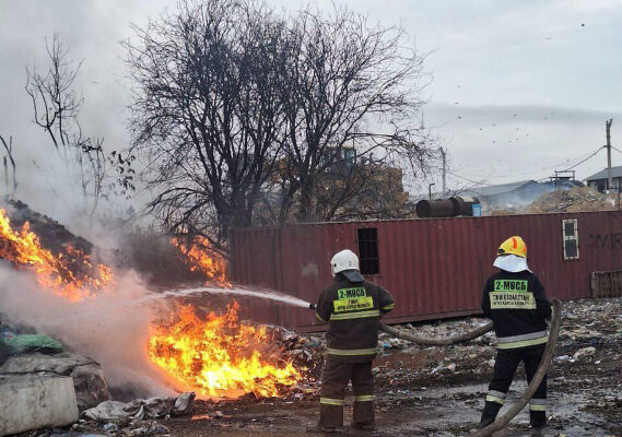 Пожар на мусорном полигоне под Алматы тушат около суток