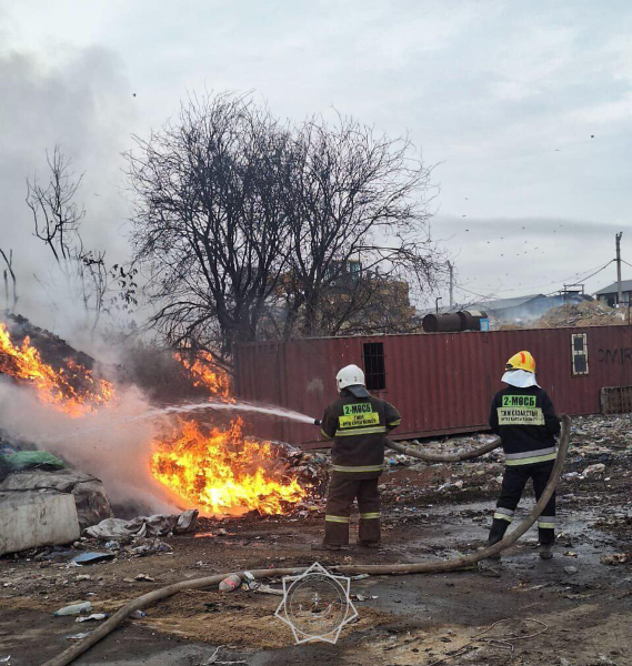 Пожар на мусорном полигоне под Алматы тушат около суток Пожар на мусорном полигоне под Алматы тушат около суток
