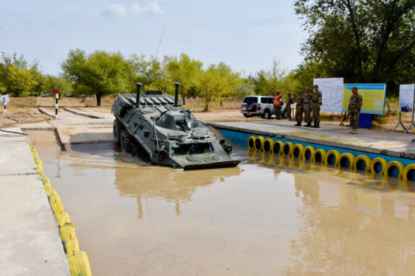 Будущие командиры учатся преодолевать водные препятствия на бронетехнике