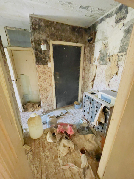 Жильцы дома в селе Елтай не могут добиться переселения из аварийного дома
