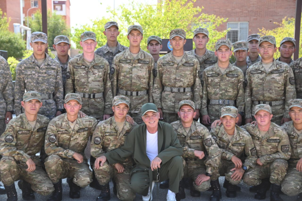 Солдаты встретились с автором военных песен Виватом Басовым Солдаты встретились с автором военных песен Виватом Басовым