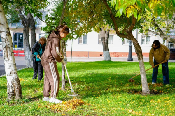 Артисты столицы приняли участие в уборке города в рамках экомесячника