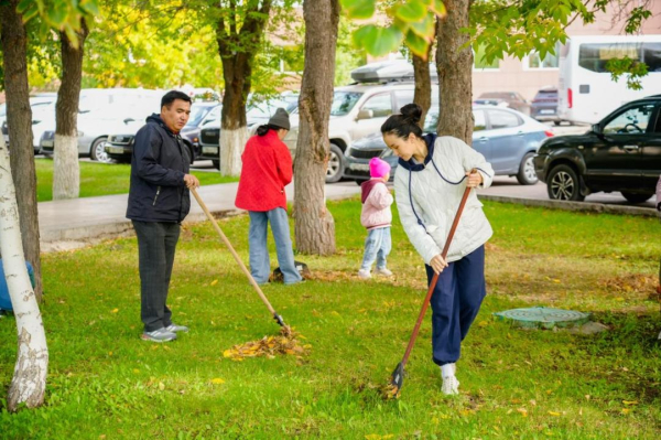 Артисты столицы приняли участие в уборке города в рамках экомесячника