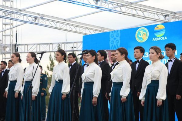 Конституции – 30 лет: праздник объединил акмолинцев на набережной «Жагалау»