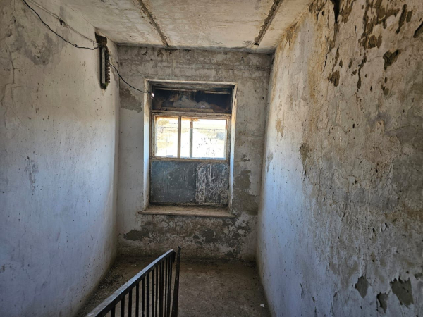 Жильцы дома в селе Елтай не могут добиться переселения из аварийного дома
