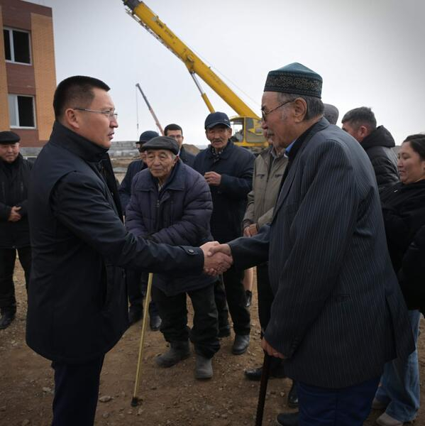 Аким Павлодарской области Асаин Байханов посетил село Атыгай близ Экибастуза, где проверил ход строительства новой школы Аким Павлодарской области Асаин Байханов посетил село Атыгай близ Экибастуза, где проверил ход строительства новой школы