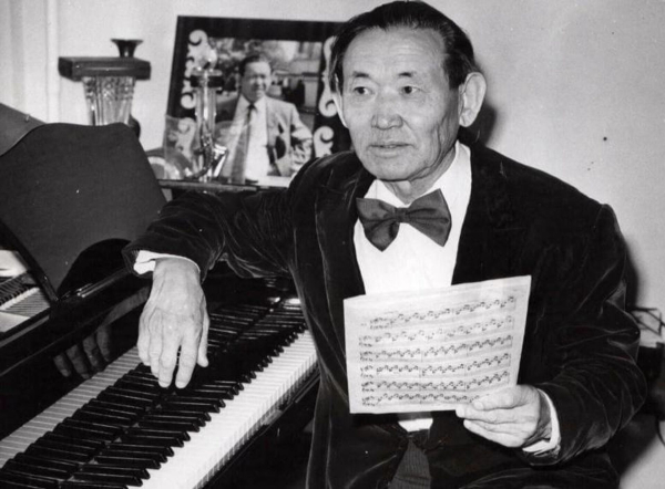 Мемориальную стелу установили на родине Нургисы Тлендиева в Алматинской области