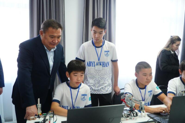 Марат Ахметжанов встретился со школьниками из села Кызылагаш, покорившим Италию своими роботами Марат Ахметжанов встретился со школьниками из села Кызылагаш, покорившим Италию своими роботами