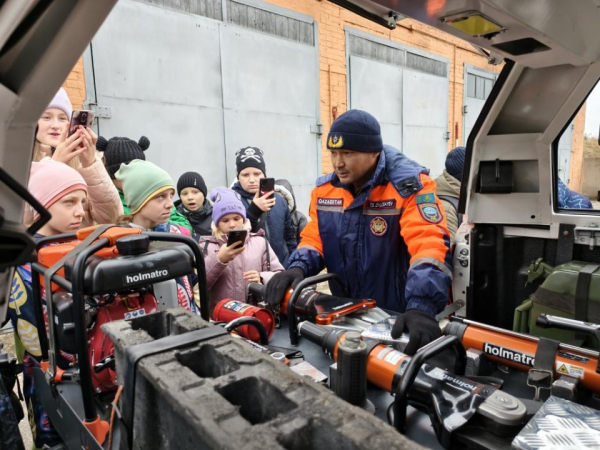 К юбилею МЧС казахстанцы знакомятся с профессией спасателя К юбилею МЧС казахстанцы знакомятся с профессией спасателя