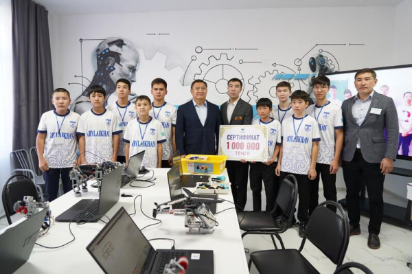 Марат Ахметжанов встретился со школьниками из села Кызылагаш, покорившим Италию своими роботами Марат Ахметжанов встретился со школьниками из села Кызылагаш, покорившим Италию своими роботами
