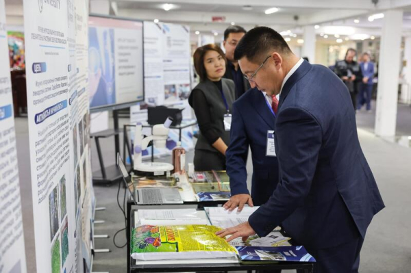 Аким Павлодарской области Асаин Байханов поздравил Торайгыров университет с 65-летием