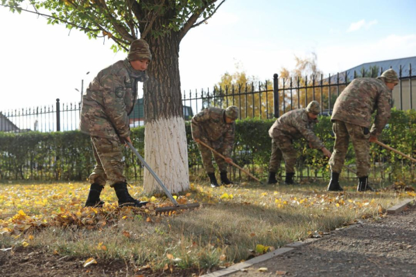 Добрая традиция: военные кадеты навещают пожилых людей в столице
