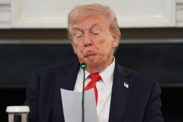 Гол с "закрытыми" глазами и удивлённый морж: забавные новости в фотографиях со всего мира