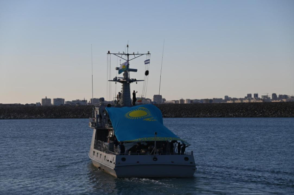 Военные моряки пронесли по Каспийскому морю Государственный флаг Казахстана Военные моряки пронесли по Каспийскому морю Государственный флаг Казахстана