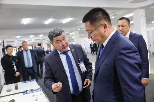 Аким Павлодарской области Асаин Байханов поздравил Торайгыров университет с 65-летием