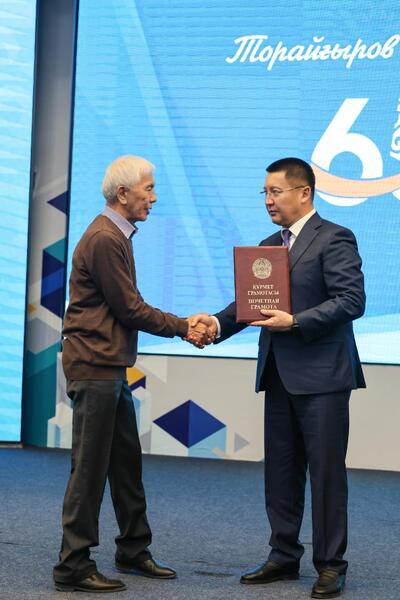 Аким Павлодарской области Асаин Байханов поздравил Торайгыров университет с 65-летием