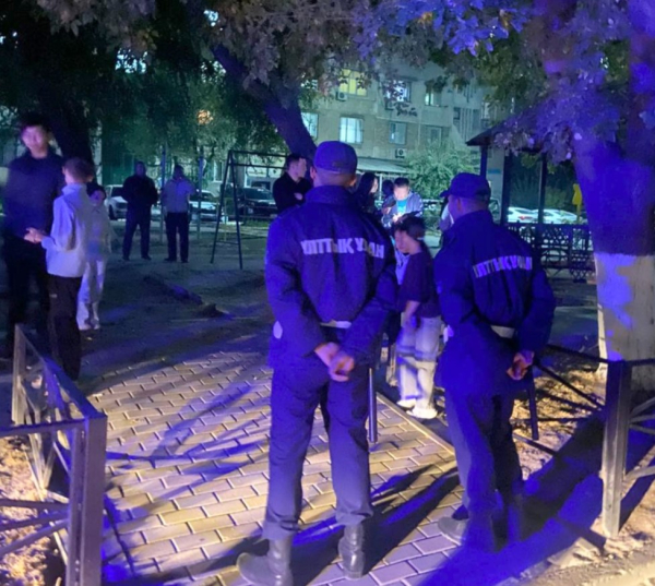 Гвардейцы в Шымкенте помогли эвакуировать жителей из задымлённого дома Гвардейцы в Шымкенте помогли эвакуировать жителей из задымлённого дома