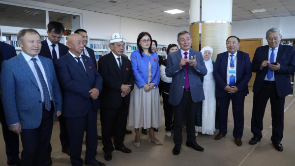 
В Туркестане профессор передал родному вузу 3000 книг
