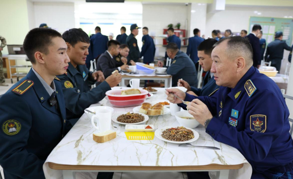 Министр обороны встретился с кадетами нового военно-спортивного колледжа Министр обороны встретился с кадетами нового военно-спортивного колледжа