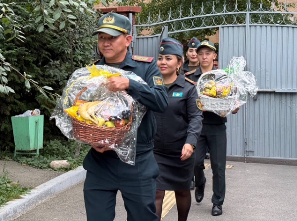 Военнослужащие навестили дом престарелых в Алматы