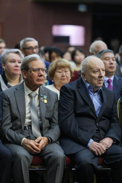 Аким Павлодарской области Асаин Байханов поздравил Торайгыров университет с 65-летием