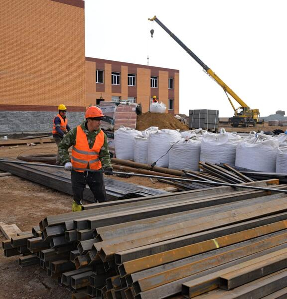 Аким Павлодарской области Асаин Байханов посетил село Атыгай близ Экибастуза, где проверил ход строительства новой школы Аким Павлодарской области Асаин Байханов посетил село Атыгай близ Экибастуза, где проверил ход строительства новой школы