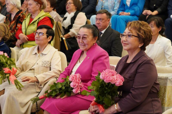 Лучшие педагоги Акмолинской области получили признание и награды ко Дню учителя