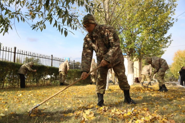 Добрая традиция: военные кадеты навещают пожилых людей в столице