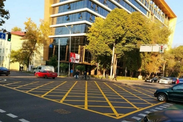 
На трёх перекрёстках Алматы появилась "вафельная" разметка
