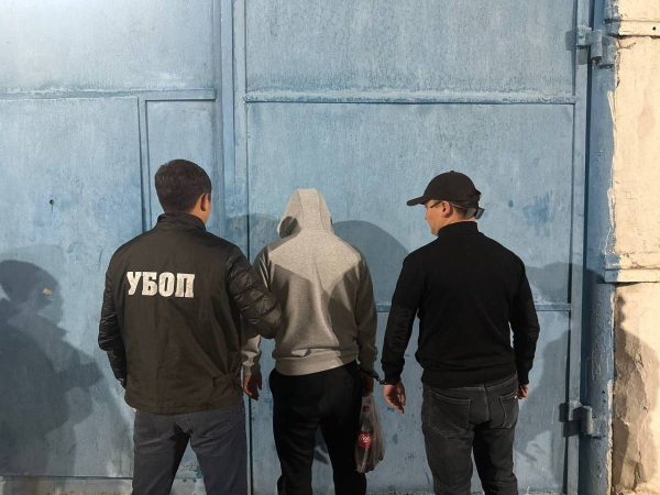 Житель Атырау вымогал у девушки деньги за проданный под давлением iPhone Житель Атырау вымогал у девушки деньги за проданный под давлением iPhone