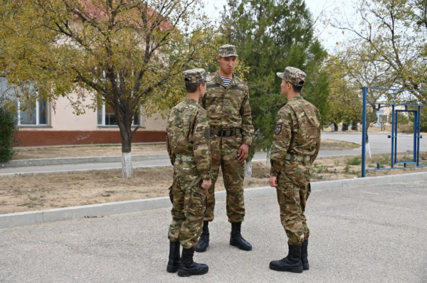 Самый высокий солдат служит в морской пехоте Казахстана