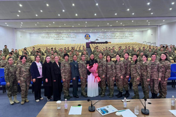 Майя Бекбаева встретилась с гвардейцами в Астане