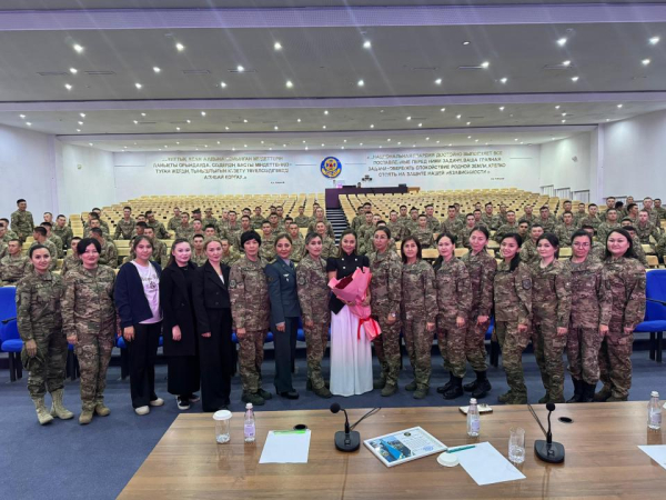 Майя Бекбаева встретилась с гвардейцами в Астане Майя Бекбаева встретилась с гвардейцами в Астане