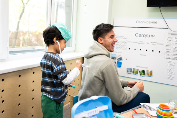 Звёзды мирового тенниса Карен Хачанов и Фабиан Марожан посетили аутизм-центр в Алматы
Звёзды мирового тенниса Карен Хачанов и Фабиан Марожан посетили аутизм-центр в Алматы