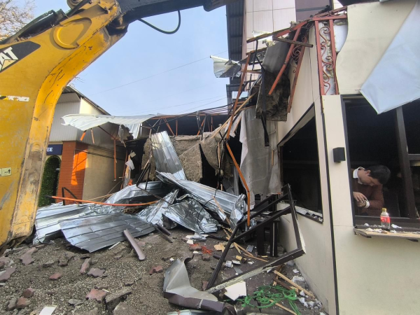 
Построенное без разрешения кафе снесли в Алматы
