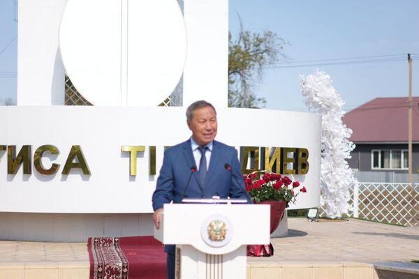 Мемориальную стелу установили на родине Нургисы Тлендиева в Алматинской области