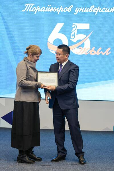 Аким Павлодарской области Асаин Байханов поздравил Торайгыров университет с 65-летием