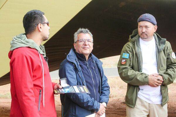 Легендарный "Буран" показали автотуристам из России, Турции и других стран на Байконуре Легендарный "Буран" показали автотуристам из России, Турции и других стран на Байконуре