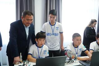 Марат Ахметжанов встретился со школьниками из села Кызылагаш, покорившим Италию своими роботами Марат Ахметжанов встретился со школьниками из села Кызылагаш, покорившим Италию своими роботами