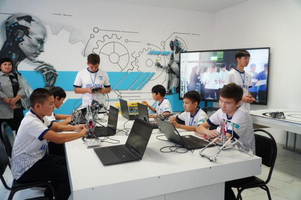 Марат Ахметжанов встретился со школьниками из села Кызылагаш, покорившим Италию своими роботами Марат Ахметжанов встретился со школьниками из села Кызылагаш, покорившим Италию своими роботами