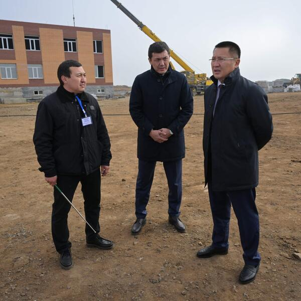 Аким Павлодарской области Асаин Байханов посетил село Атыгай близ Экибастуза, где проверил ход строительства новой школы Аким Павлодарской области Асаин Байханов посетил село Атыгай близ Экибастуза, где проверил ход строительства новой школы