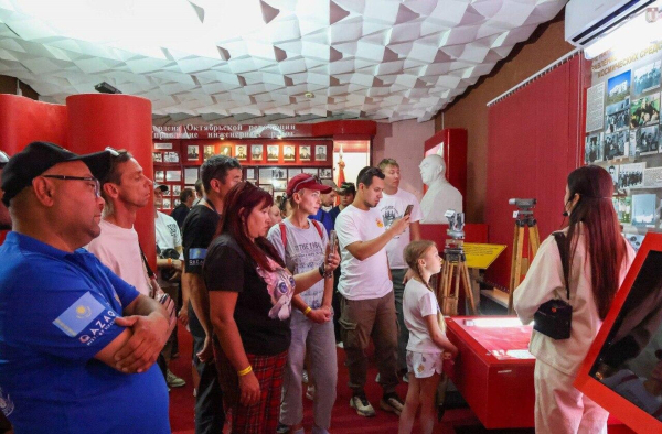 Легендарный "Буран" показали автотуристам из России, Турции и других стран на Байконуре Легендарный "Буран" показали автотуристам из России, Турции и других стран на Байконуре