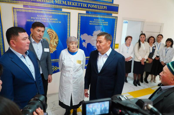 Марат Ахметжанов встретился со школьниками из села Кызылагаш, покорившим Италию своими роботами Марат Ахметжанов встретился со школьниками из села Кызылагаш, покорившим Италию своими роботами