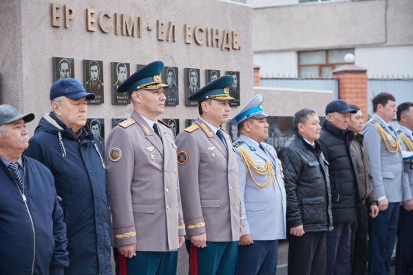 Заместитель министра внутренних дел — Главнокомандующий Нацгвардией поздравил полицейских с Днём Республики