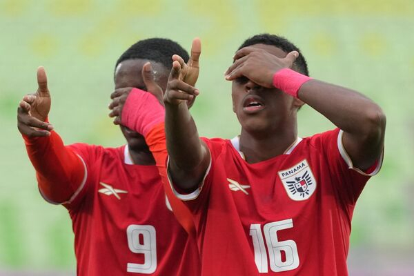 Гол с "закрытыми" глазами и удивлённый морж: забавные новости в фотографиях со всего мира