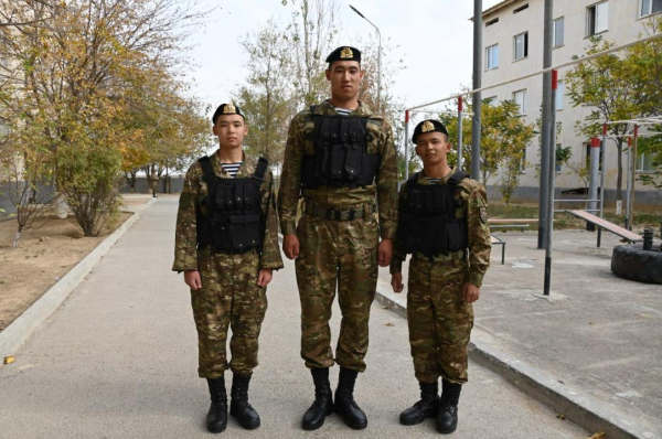 Самый высокий солдат служит в морской пехоте Казахстана