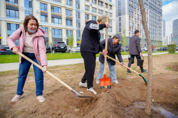 В Астане прошла масштабная экологическая акция по посадке деревьев