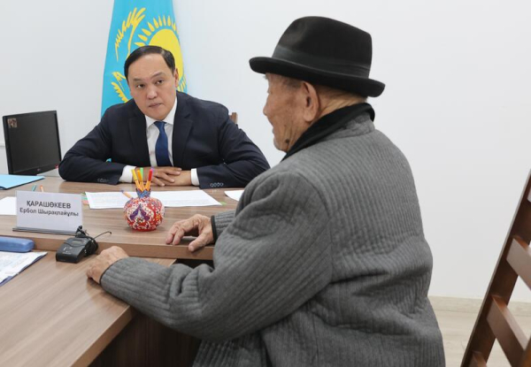 Слышащее государство: Ербол Карашукев провёл приём граждан Слышащее государство: Ербол Карашукев провёл приём граждан